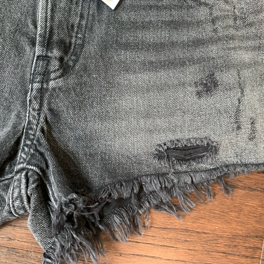 Levi's Women's 501 Shorts Mid Rise Signature Button Sz‎ 27 Black Distressed NWT - Picture 4 of 10